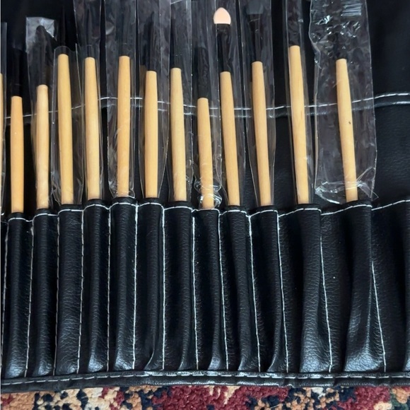 Makeup brush set with carry case - Picture 3 of 9